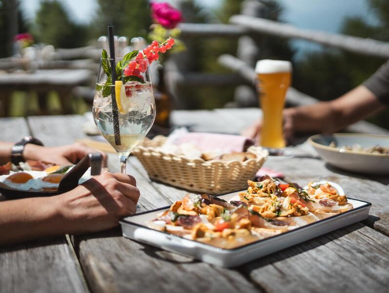 almkulinarik-einkehr-taistner-alm-tg-gsiesertal-lumii-agency